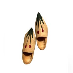 Vintage Dutch wooden klompen tiny mini shoes clogs  souvenir